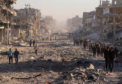 Milhares de palestinos voltam para casas destruídas em Gaza; forças israelenses recuam sob cessar-fogo
