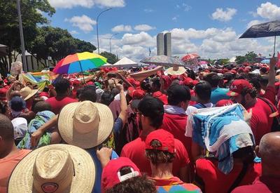 Limitação de público na Praça dos Três Poderes frustra apoiadores de Lula