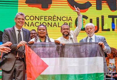 Lula posa para foto com bandeira da Palestina em evento do Ministério da Cultura