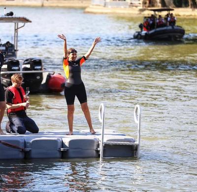 Prefeita de Paris mergulha no rio Sena para mostrar que há segurança para as provas dos Jogos Olímpicos 