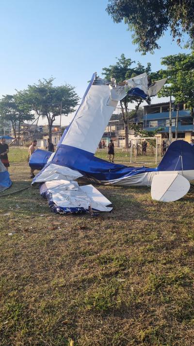 Avião monomotor cai em campo de futebol no RJ