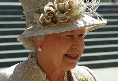 Rainha Elizabeth e Príncipe Philip são vacinados no Reino Unido