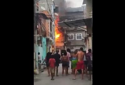 Explosão seguida de incêndio deixa dez feridos em comunidade no Rio