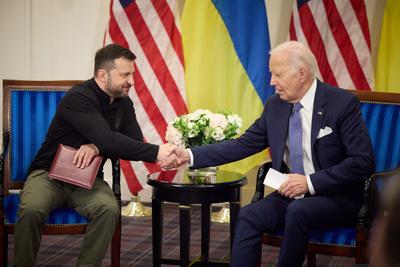 Biden anuncia nova ajuda militar à Ucrânia e pede desculpas a Zelensky por atraso