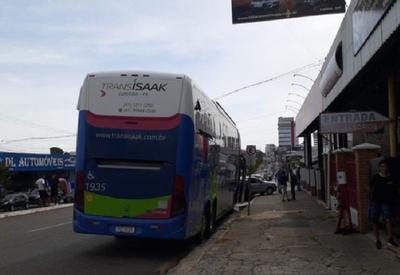 Criminosos armados fazem 32 passageiros de ônibus como reféns em assalto cinematográfico