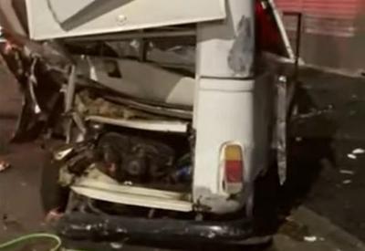Kombi de comerciantes é destruída por carro em alta velocidade