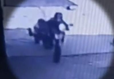Vídeo: vítima de assalto é arrastada por motocicleta no RJ