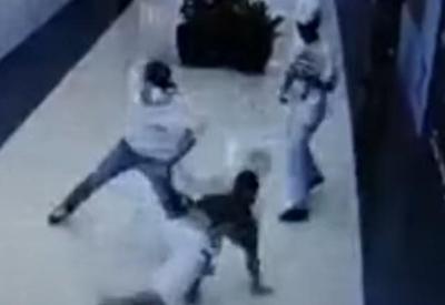 Vídeo: rapaz é agredido dentro de shopping na zona sul de SP