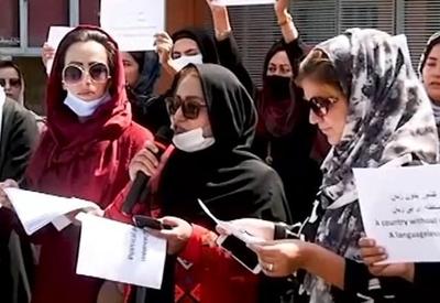 Talibã: mulheres perdem emprego e direitos no Afeganistão