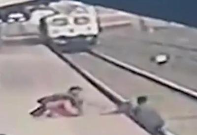 Vídeo: criança cai nos trilhos e é salva segundos antes de ser atropelada