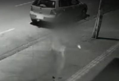 Vídeo: homem bêbado ateia fogo em distribuidora de bebidas