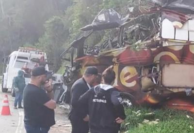 Cantor morre em acidente de ônibus em Santa Catarina