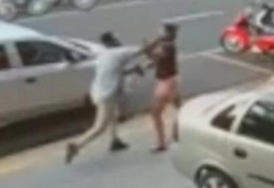Vídeo: mulher é agredida por motorista de aplicativo
