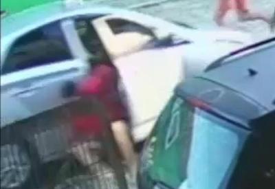 Bandido pula de carro em movimento e foge após perseguição policial