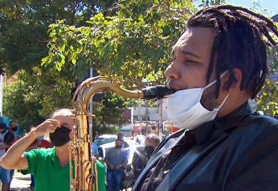 Irmãos levam música para entrada de hospitais em São Paulo
