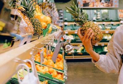 Abacaxi e laranja são os alimentos com mais resíduos de agrotóxico, aponta Anvisa