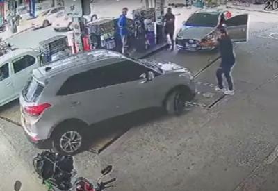 Polícia atira contra veículo em fuga em posto de gasolina no Recife 