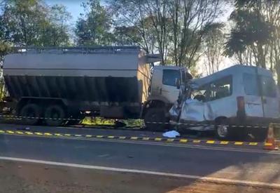 Vídeo: acidente entre van e caminhão deixa 7 mortos em Constantina (RS)