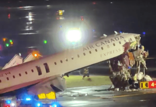 Avião colide com caminhão de bombeiros em aeroporto de Nova York e dois morrem