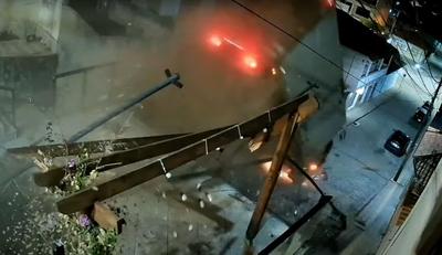 VÍDEO: Caminhão desgovernado "voa" sobre casa no interior de Minas Gerais