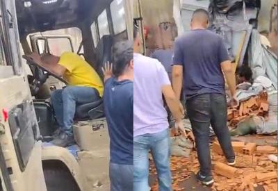 Motorista de caminhão perde controle e atinge pessoas em situação de rua em SP