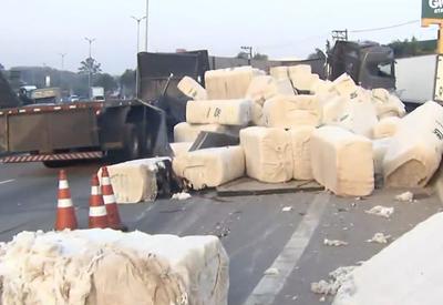 Caminhão com carga de algodão tomba e interdita pista na Rodovia Raposo Tavares