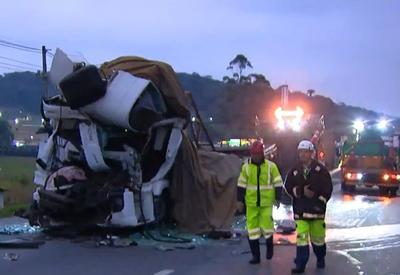 SP: Motorista morre em acidente com caminhões na rodovia Régis Bittencourt