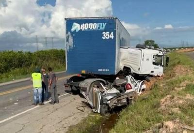 Acidente entre carro e caminhão deixa 6 mortos na Baixada Fluminense