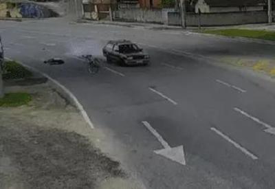 Vídeo: Ciclista é atropelado por carro em Florianópolis