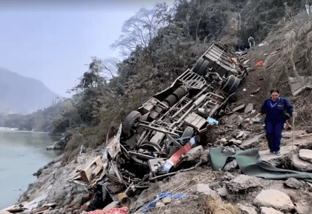 Ônibus despenca em estrada montanhosa do Nepal e deixa 19 mortos