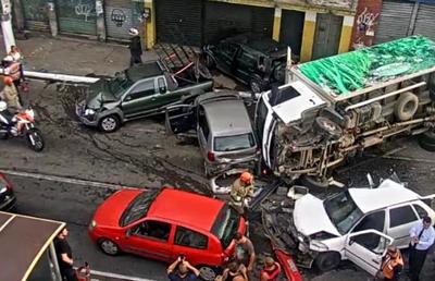 Acidente com 11 veículos deixa 7 feridos em Niterói, no RJ