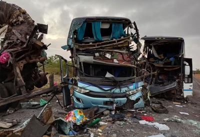 5 morrem e 21 ficam feridos em acidente com dois ônibus e carreta no interior da Bahia
