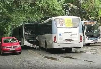 Acidente com dois ônibus deixa 13 pessoas feridas no Rio de Janeiro
