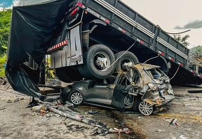 Polícia identifica 26 dos 41 mortos do acidente entre ônibus e carreta em Teófilo Otoni (MG)