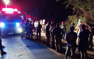 Acidente com ônibus deixa 3 mortos e 16 feridos no Paraná