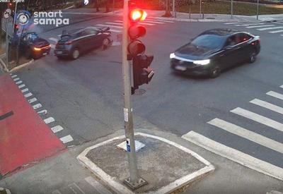 Câmera flagra Porsche de Gato Preto ultrapassando farol vermelho e atingindo veículo