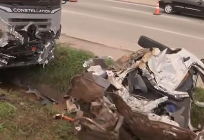 Acidente entre carro e caminhão deixa quatro mortos na Régis Bittencourt (SP)