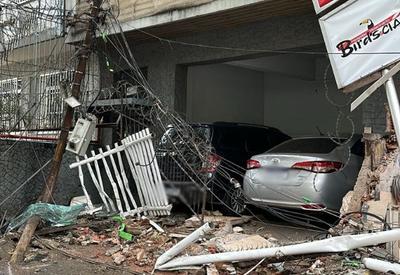 Acidente com ônibus e carro derruba poste e deixa moradores sem luz e água na Tijuca