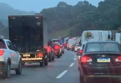 Caminhão-cegonha tomba no Rodoanel, em São Paulo