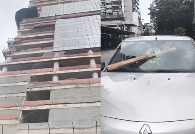 Ripa de madeira cai de obra e atravessa para-brisa de carro na zona oeste de SP; por pouco motorista não é atingida