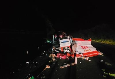 Socorristas do SAMU e paciente morrem em acidente entre ambulância e caminhão no Paraná
