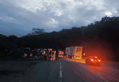 Acidente entre ônibus e carreta deixa três mortos no Espírito Santo; mais de 20 ficaram feridos