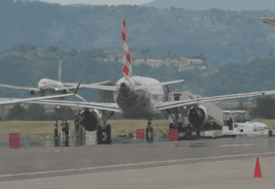 Homem morre após ser sugado por motor de avião na Itália