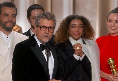 Parabéns, dancinhas e Santa Fernanda: veja reações a prêmios de "O Agente Secreto" no Globo de Ouro