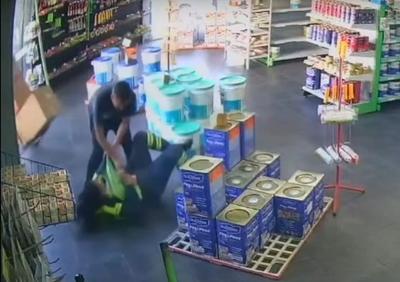 Vídeo: funcionária da Zona Azul é agredida ao notificar motorista sobre multa