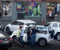 imagem da notícia Policiais agridem publicitário, diante de filho de cinco anos, após colisão em Brasília