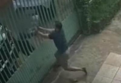 Câmeras flagram mulher sendo agredida no portão de casa no DF