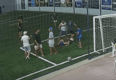 Homem invade quadra de futebol e chuta criança de 10 anos em MG