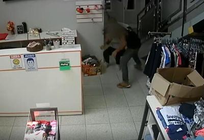 Vendedora é espancada por ladrão durante roubo a loja