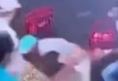 Flagrante: homem é espancado após agredir mulher em bar de Goiás